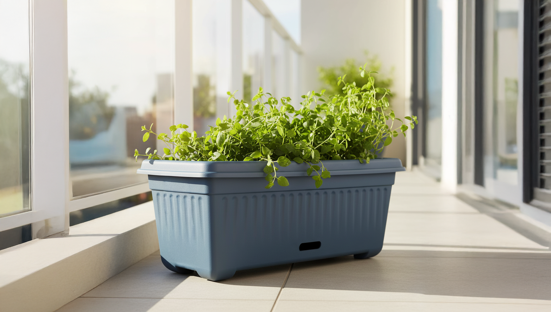 01 self-watering pot (HomeLeisure WaterSaver Traditional Rectangle 680mm Blue)